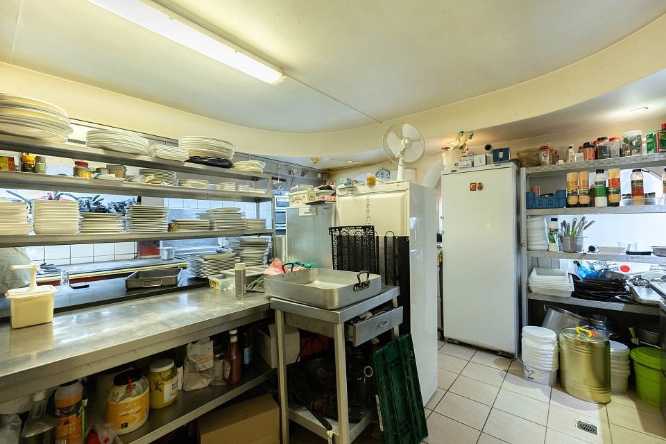 Fonds de commerce à remettre : restaurant + jardin + caves – 20